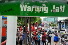 Tuntut pembayaran upah puluhan massa berorasi depan PLN Batubara
