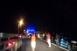 Tiang listrik tumbang di jalan nasional Banda Aceh-Medan, terjadi kemacetan panjang