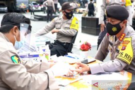 438 petugas pengamanan TPS di Banjarmasin jalani "Rapid Test"