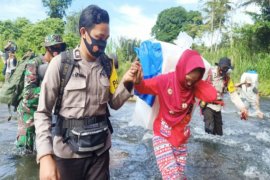 Distribusi logistik pilkada di Pegunungan Meratus tempuh waktu tiga hari jalan kaki
