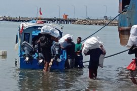 Polres Buru kembali kawal distribusi logistik pilkada 2020 ke Pulau Ambalau