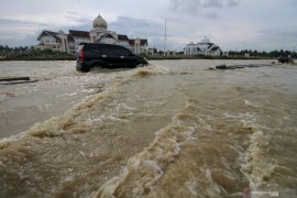 Tips aman berkendara di jalur banjir, apa saja?