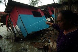 Warung hancur diterjang gelombang pasang