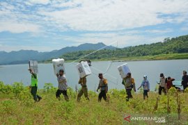 Distribusi logistik Pilkada ke daerah terpencil
