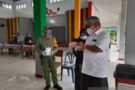 Bupati dan Mantan Bupati Siak mencoblos di TPS yang sama