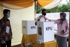 Wali Kota Pematangsiantar mencoblos di TPS 009 Kelurahan Bantan