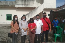 Edi Polo Sitanggang dan keluarga selesai mencoblos