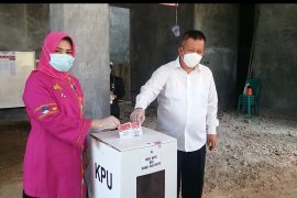 Yusuf bersama istri mencoblos di TPS 11 Sepang Jaya-Labuan Ratu