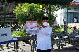 Calon Wali Kota Sibolga, Ahmad Sulhan Sitompul mencoblos di TPS 11