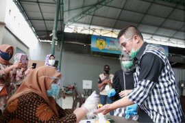 Calon Wali Kota Makassar Syamsul Rizal coblos di TPS 019