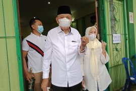 Udin beserta istri mencoblos di TPS 12 Tarakan