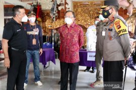 Gubernur Koster tinjau TPS pilkada pastikan penerapan protokol COVID-19