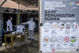 Warga ke TPS pakai APD kesehatan
