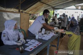 Petugas KPPS gunakan seragam sekolah