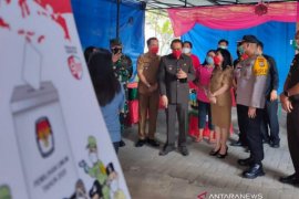 Bupati Minahasa mencoblos di TPS II Leilem
