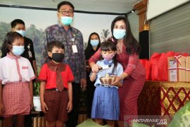 Pemkab Gianyar salurkan bantuan siswa berbasis penguatan karakter