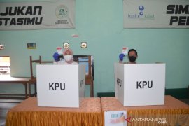 Bupati dan keluarga mencoblos di TPS 1 Marabahan