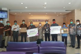Peduli pendidikan, Bank Muamalat dan Baitulmaal Muamalat berikan bantuan untuk guru di Medan