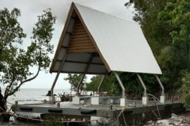 Dihantam gelombang, Ikon Pantai Cina Pulau Bawean bergeser