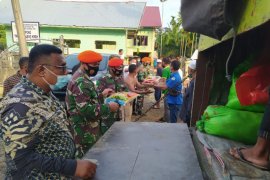 Kipan B Yonko 469 Paskhas distribusikan logistik kepada korban banjir di Aceh Utara