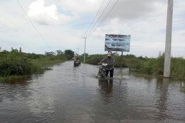 Terendam banjir, jalan lintas kecamatan di Aceh Utara masih sulit diterobos