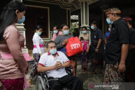 Bupati Gianyar serahkan bantuan kursi roda