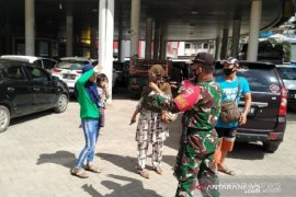 Dandim Kendari edukasi pedagang pasar pentingnya patuhi protokol kesehatan