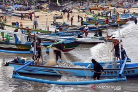 Nelayan Panen Ikan Saat Cuaca Ekstrem Page 1 Small