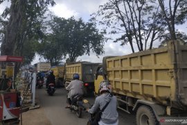 Antrian panjang kendaraan dampak perbaikan oprit Jembatan Paralel Landak