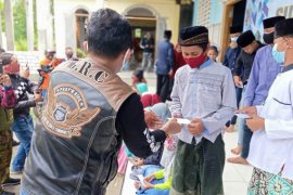 Bagi sembako dan sumbang pakaian, MBC Jatim baksos ke Surabaya dan Gresik
