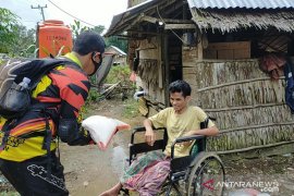 Polres Bangka Barat menyalurkan bantuan beras untuk warga disabilitas