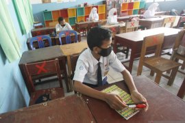 Guru-siswa wajib disiplin cegah klaster keluarga dari sekolah