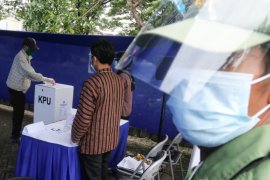 Anggota KPPS beri nomor di surat suara,TPS 46 Kedurus gelar Pemungutan Suara Ulang