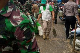 Pasca- banjir, pria dan wanita gotong royong di Ibu kota Aceh Utara