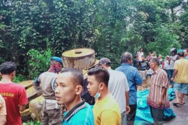 Ibu dan anak di Padang Pariaman tewas akibat ditabrak truk yang bawa alat berat