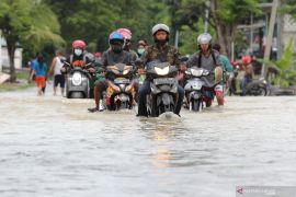 Banjir di Gresik meluas, seorang anak tewas terseret arus