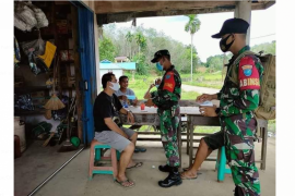 Para Babinsa Koramil Mempawah Hulu bagikan masker gratis ke masyarakat