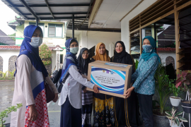 PKK Kota Kediri bagikan 4.000 masker untuk santri Ponpes Lirboyo