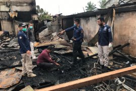 Olah TKP kebakaran penginapan Wisma Abu, Tim Labfor ambil sampel arang abu dan kabel listrik