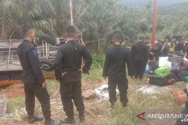 Mobil bus mengangkut Brimob Polda Sumsel terbalik di Muara Emat Kabupaten Kerinci