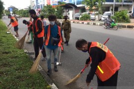Tidak pakai masker warga Batam   membersihkan fasilitas  umum