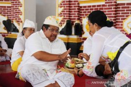 Masyarakat Bondalem-Buleleng adakan sembahyang karena COVID-19 berkurang