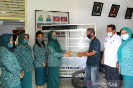 Ketua TP PKK Tapteng serahkan 10 unit gerobak kepada pelaku UKM