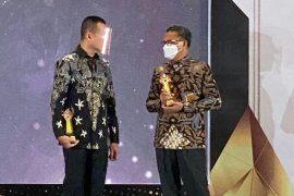 Nurdin Abdullah meraih penghargaan gubernur peduli olahraga