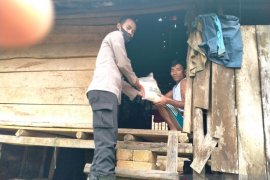 Polres Bangka Barat salurkan bantuan sembako