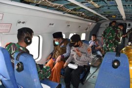 Naik helikopter, Bupati Sarkawi dan Danrem Lilawangsa pantau kondisi hulu sungai