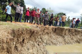 Abrasi ancam badan jalan kampung di Aceh Tamiang