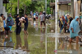 BANJIR BANDANG EMPAT DESA DAN SATU KELURAHAN TERISOLIR Page 1 Small