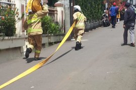 Ditemukan di kamar mandi, dua warga tewas terbakar