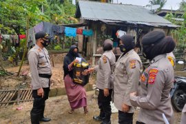 Polisi wanita salurkan bantuan untuk korban banjir di Aceh Utara